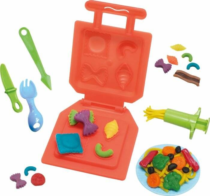 Ein Kinderplaysets mit farbenfrohen Nudeln aus Kunststoff, Besteck und einem Tablett mit Nudel-Formen. Ein Teller zeigt Spielzeugnudeln mit Belägen.