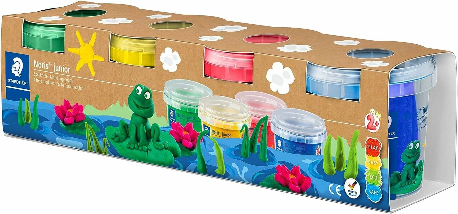 Bunte Ton-Packung mit vier Behältern in Gelb, Rot, Blau und Weiß. Enthält einen handgefertigten grünen Frosch und Blumen auf einer Teich-Szenerie.