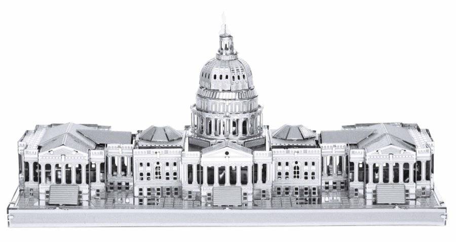 Eine detaillierte Metallreplik eines neoklassizistischen Gebäudes mit einer zentralen Kuppel, flankiert von symmetrischen Flügeln, das einem Regierungskapitol ähnelt.