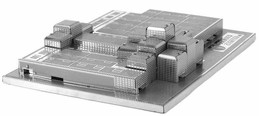 Ein Graustufenmodell eines futuristischen, mehrstöckigen Gebäudes mit blockartigen Strukturen, die miteinander verbunden sind. Das Design hebt moderne Architektur hervor.