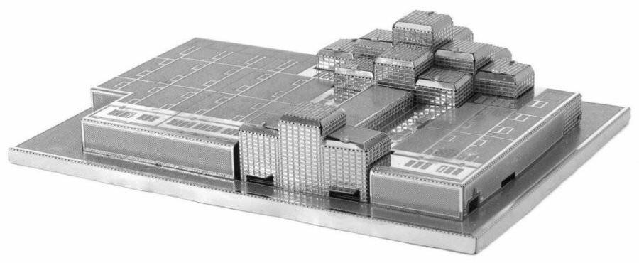 Ein detailliertes Architekturmodell eines modernen Gebäudekomplexes mit mehreren gestapelten rechteckigen Strukturen und gitterähnlichen Mustern.