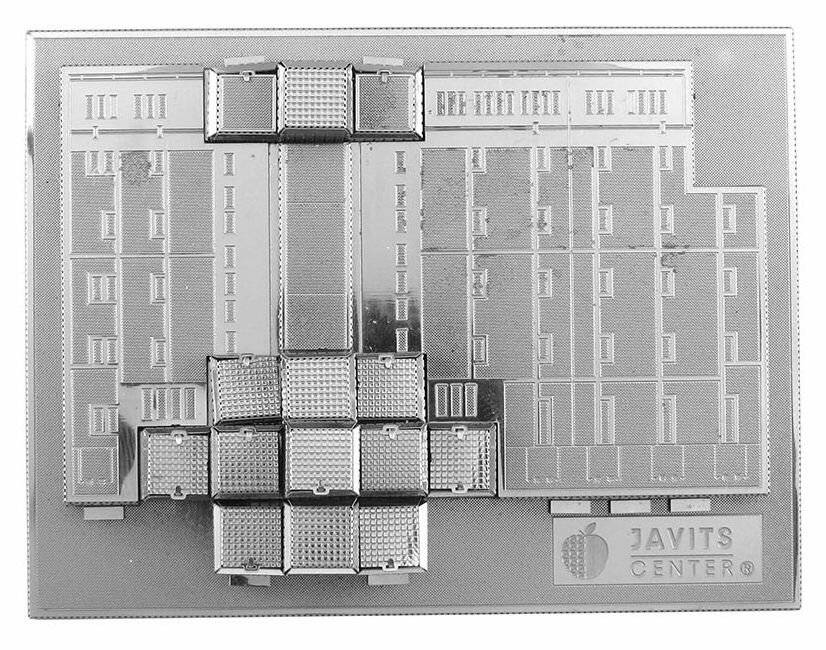 Ein detailliertes Architekturmodell, das das Layout des Javits Centers zeigt und sich auf die Struktur und Designmerkmale des Gebäudes konzentriert.