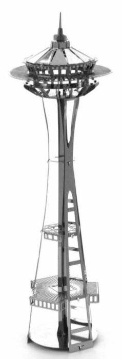 Eine hohe, moderne, abstrakte Metallskulptur mit sich kreuzenden vertikalen und horizontalen Elementen, montiert auf einem quadratischen Sockel.