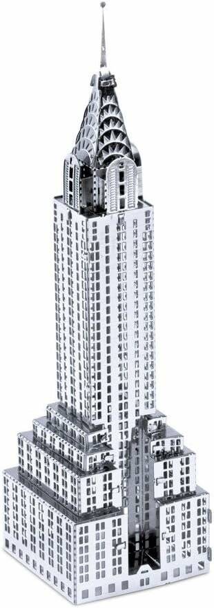 Ein metallisches Miniaturmodell eines Wolkenkratzers mit detaillierten Fenstern und einer Antenne auf der Spitze, das einem berühmten Stadtlandmark ähnelt.