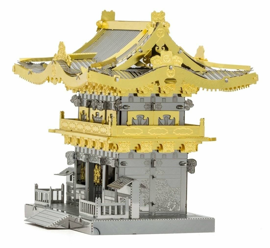 Ein detailliertes Modell eines traditionellen japanischen Tempels mit einem Gold- und Silberfarbschema, das mit aufwendigen Dachverzierungen und feinen Schnitzereien versehen ist.