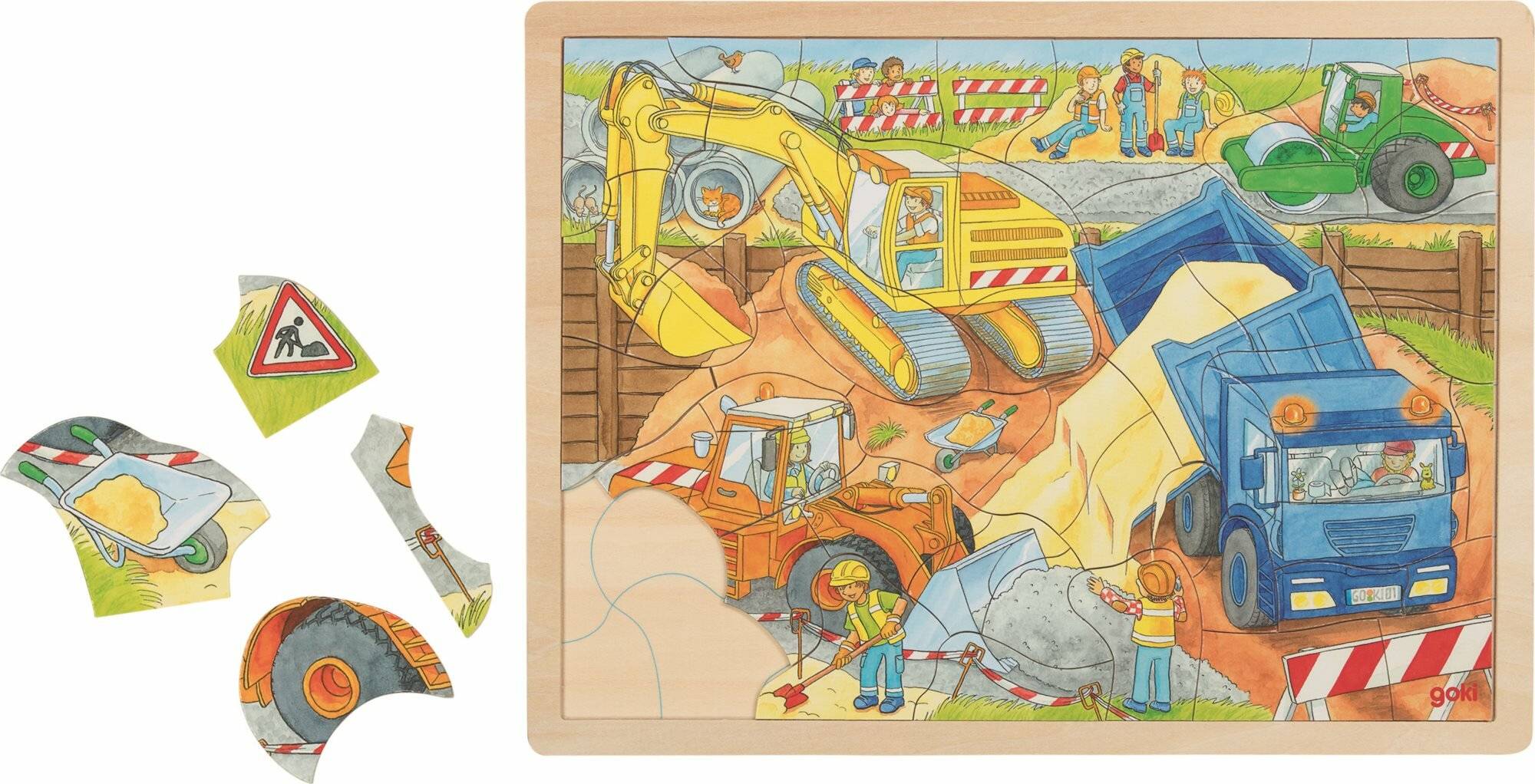 Ein Holz-Puzzlespiel, das eine Baustelle zeigt, mit einem Bagger, Arbeitern in Schutzhelmen und Erdhaufen. Einige Puzzleteile sind entfernt.