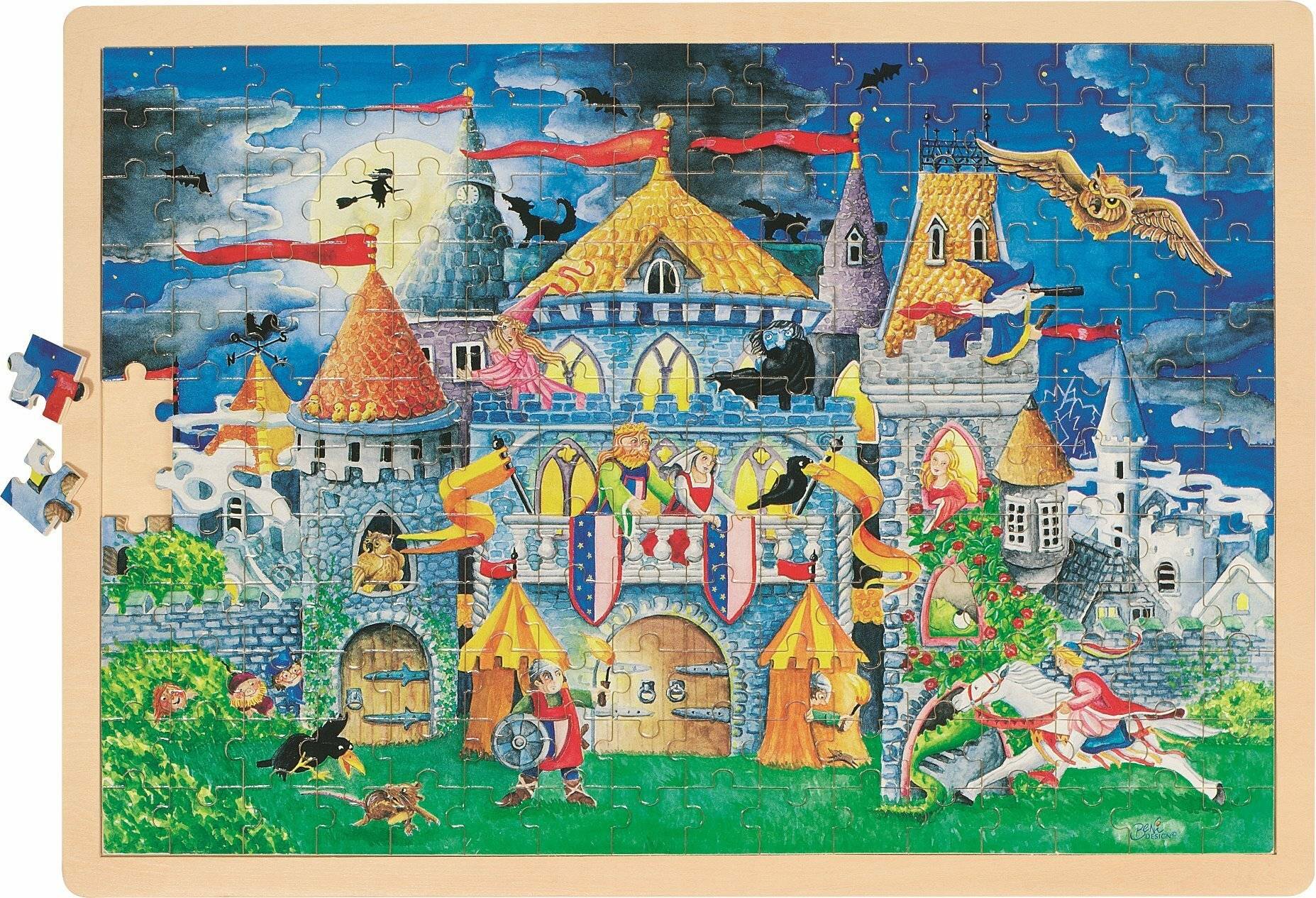 Ein farbenfrohe, illustrierte Burg mit Türmen und Bannern unter einem mondbeleuchteten Himmel. Verschiedene Tiere und Fantasiefiguren sind überall dargestellt.