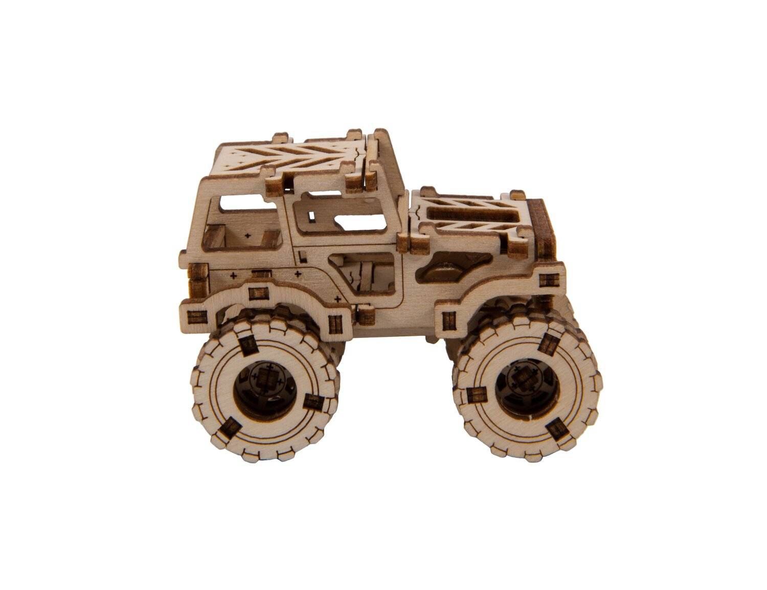 Ein Holzmodell eines Geländefahrzeugs mit großen, detaillierten Reifen, ausgeschnittenen Fenstern und einem robusten Design, das einem Miniatur-Jeep ähnelt.