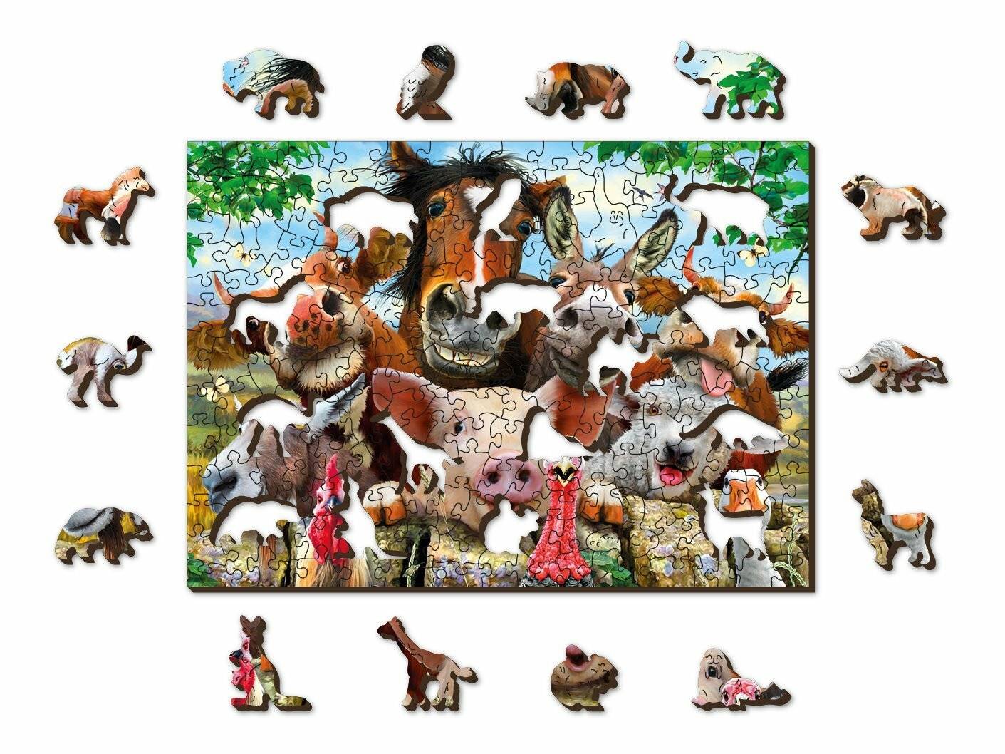Ein buntes Puzzle mit Bauernhoftieren wie einem Pferd, einer Kuh und einem Schwein. Mehrere Puzzleteile fehlen und zeigen ein tierisches Design.