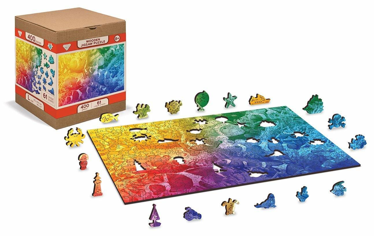 Ein farbenfroher 400-teiliger Holzpuzzle, das auf einer Oberfläche teilweise zusammengesetzt ist, mit einzigartig geformten Teilen und einem lebendigen Regenbogendesign.