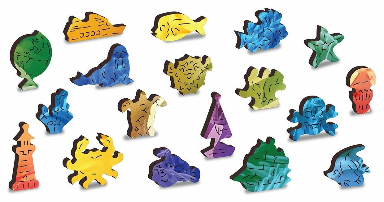 Verschiedene bunte tierförmige Puzzleteile verstreut, darunter Fisch-, Vogel- und Baumformen auf weißem Hintergrund.