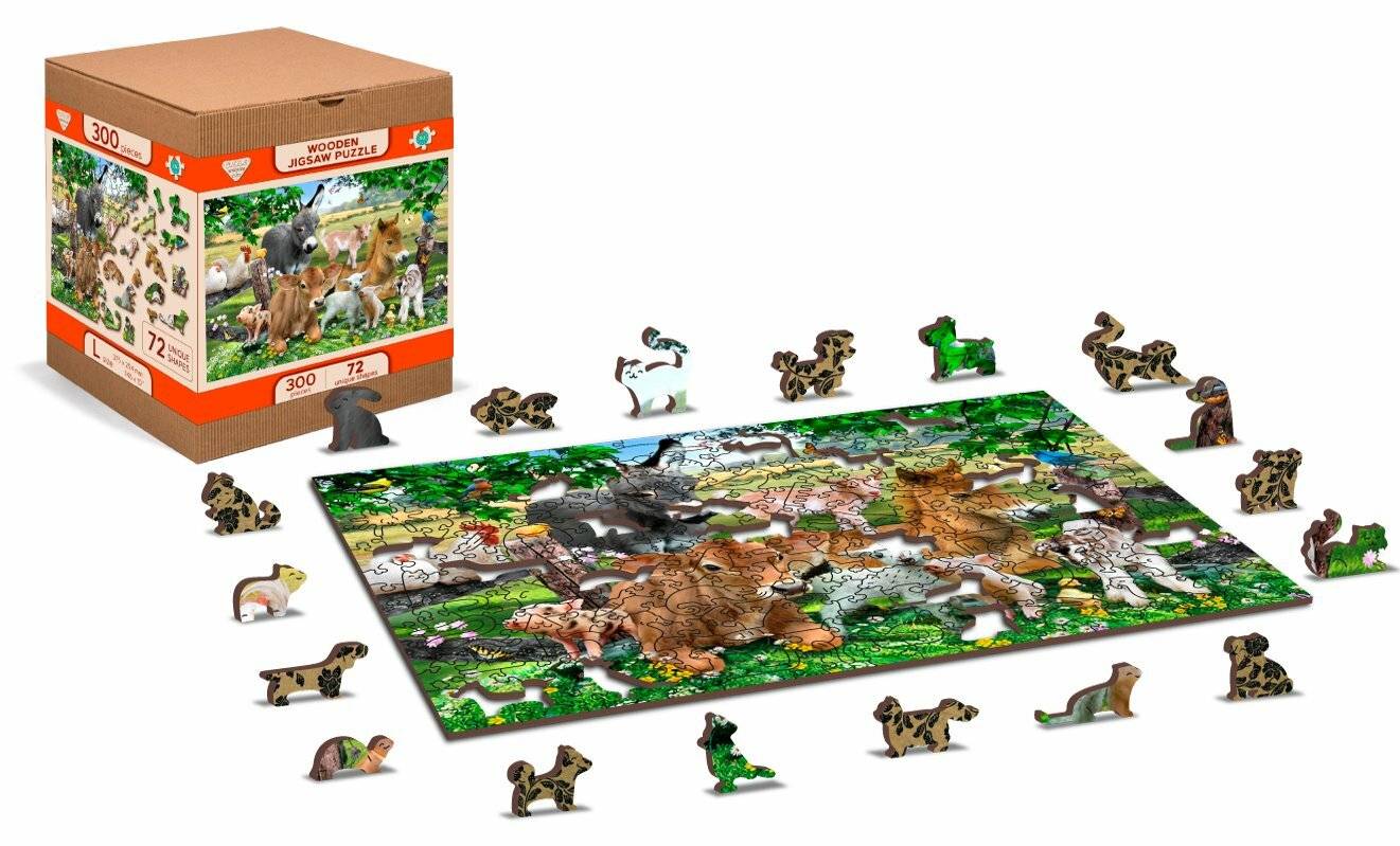 Ein Puzzle mit einer Vielzahl von Wildtieren wie Löwen und Zebras, teilweise auf einem Tisch zusammengesetzt mit einzigartig geformten Teilen.