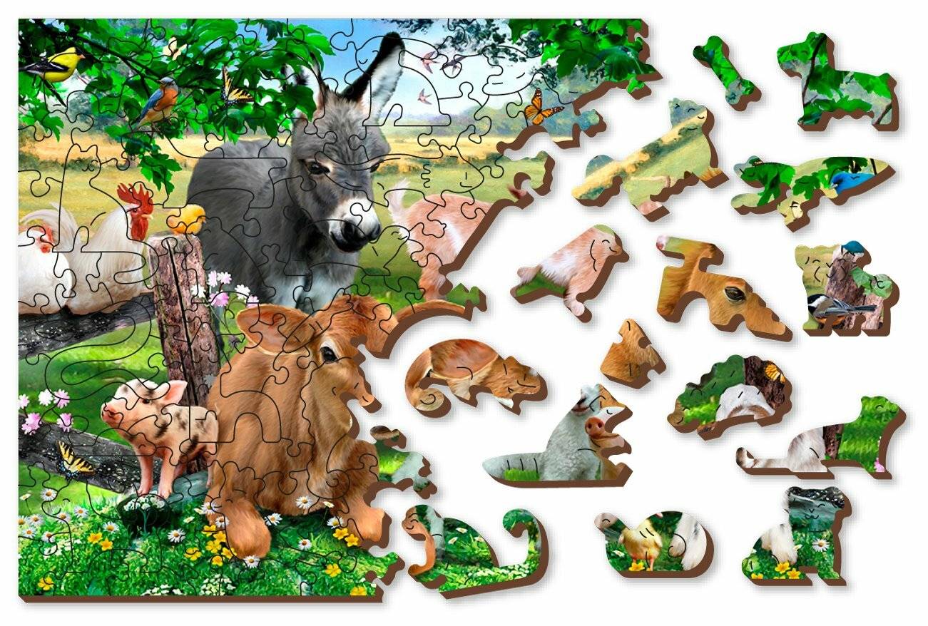 Ein teilweise zusammengesetztes tierisches Puzzlespiel mit einem Esel und anderen Tieren, mit verschiedenen geformten Teilen, die herum verstreut sind.