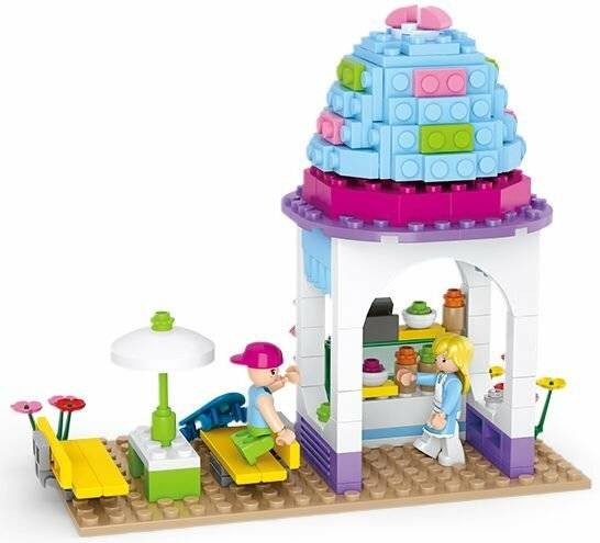 Spielzeug-Baukasten mit einer Eisdiele, bunten Bausteinen, Dach, zwei Figuren und Sitzplätzen unter einem Regenschirm auf einer Grundplatte.