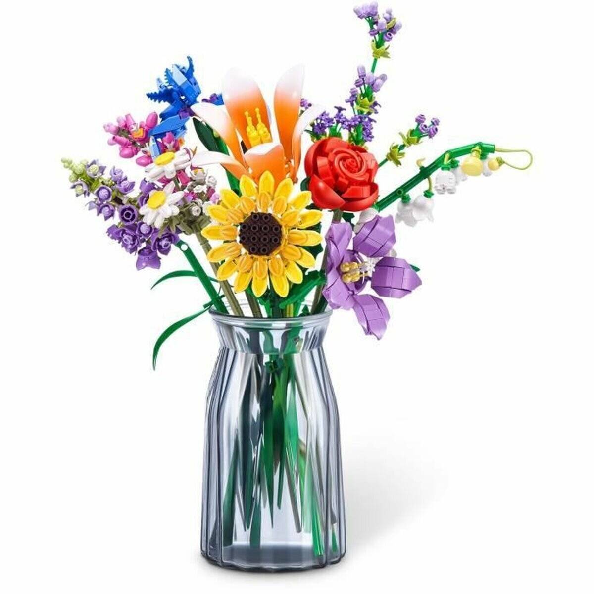 Eine farbenfrohe Anordnung von LEGO-Blumen, einschließlich einer Sonnenblume, einer Rose und einer Lilie, die in einer klaren Glasvase ausgestellt sind.