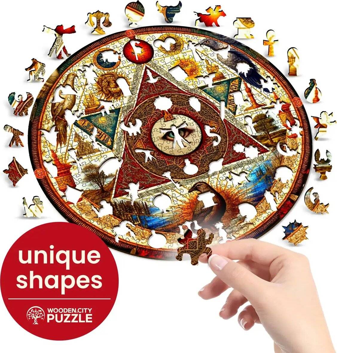 Ein komplexes kreisförmiges Holzpuzzle mit einzigartigen Formen, darunter verschiedene Tiere, das von einer Hand zusammengesetzt wird, mit einem rötlichen Sternmuster.