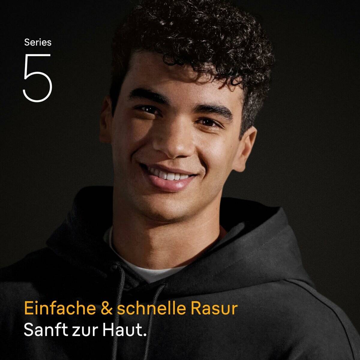 Eine Person, die lächelt, trägt einen dunklen Hoodie, mit Text, der liest: „Einfache & schnelle Rasur Sanft zur Haut.