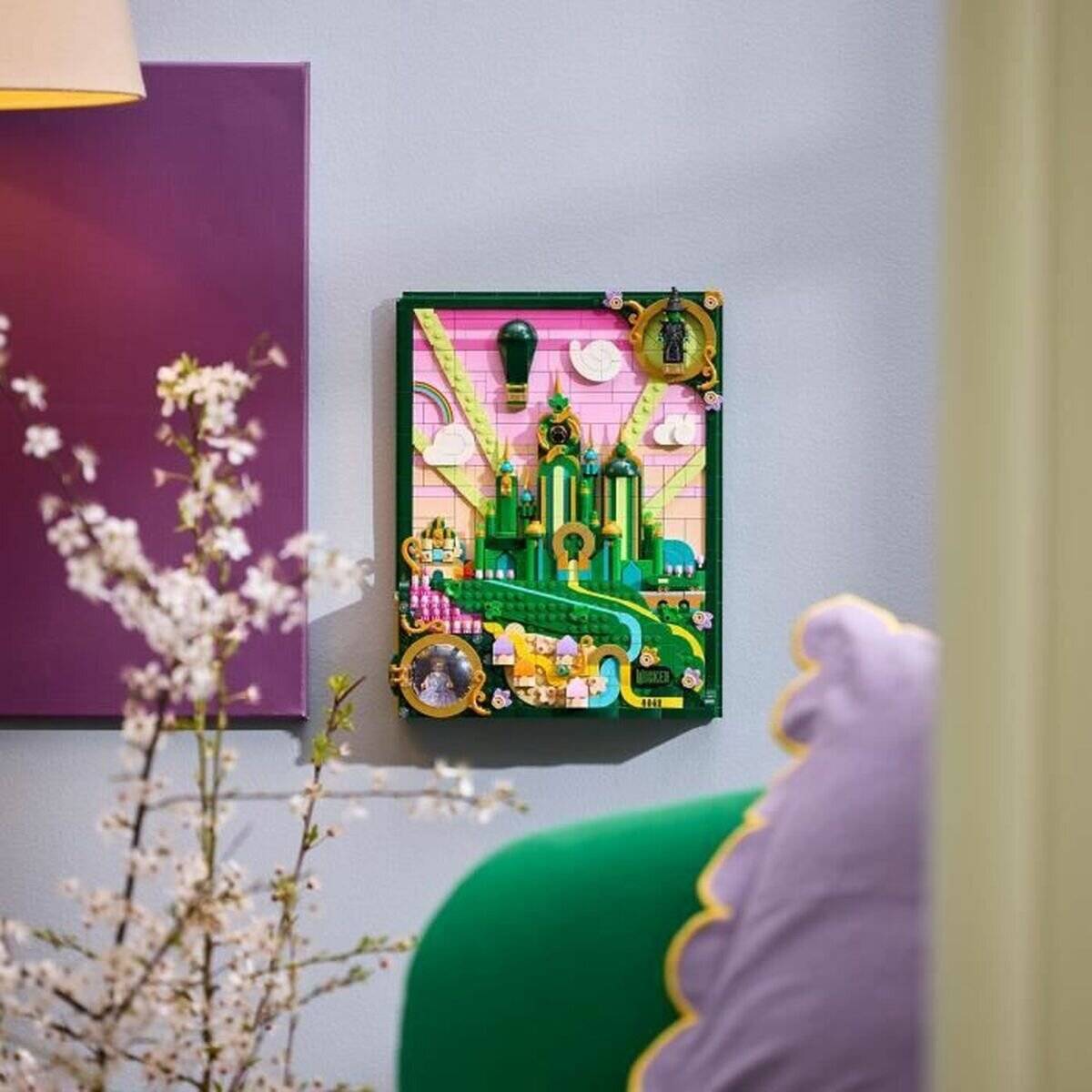 Eine Wand mit einem lila quadratischen Paneel und einem grün gestalteten Kunstwerk der Smaragdstadt aus „Der Zauberer von Oz