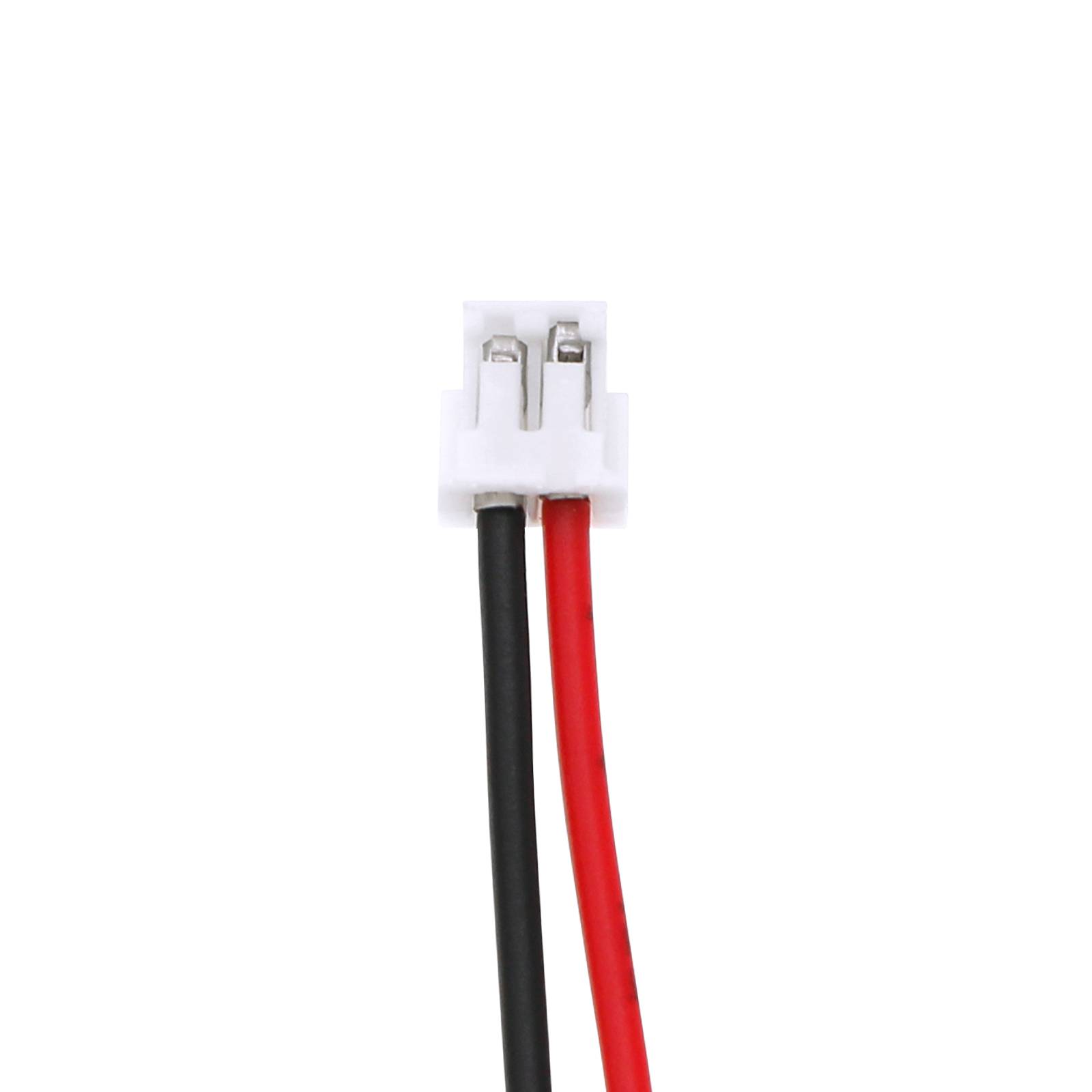 Eine Nahaufnahme eines Zwei-Pol-Steckers mit angeschlossenen schwarzen und roten Drähten, die für elektrische Verbindungen verwendet werden. Der Stecker ist weiß.