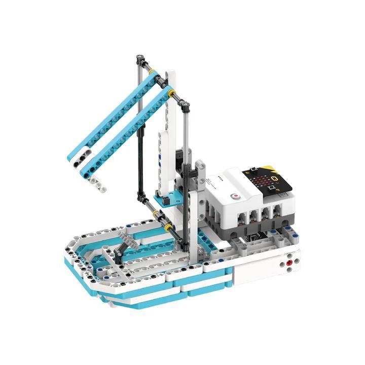Ein Robotermodell aus blauen und weißen LEGO-Steinen mit einem Kranarm und einem Sensor, das einem kleinen Fördersystem oder Hebezeugmechanismus ähnelt.