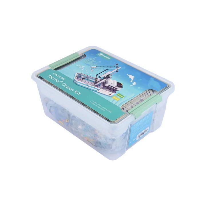 Neuran Ocean Kit' Bausatz in einem transparenten Kunststoffbehälter mit blauem Deckel, mit einem Bild eines ozeangebundenen Bauwerks.