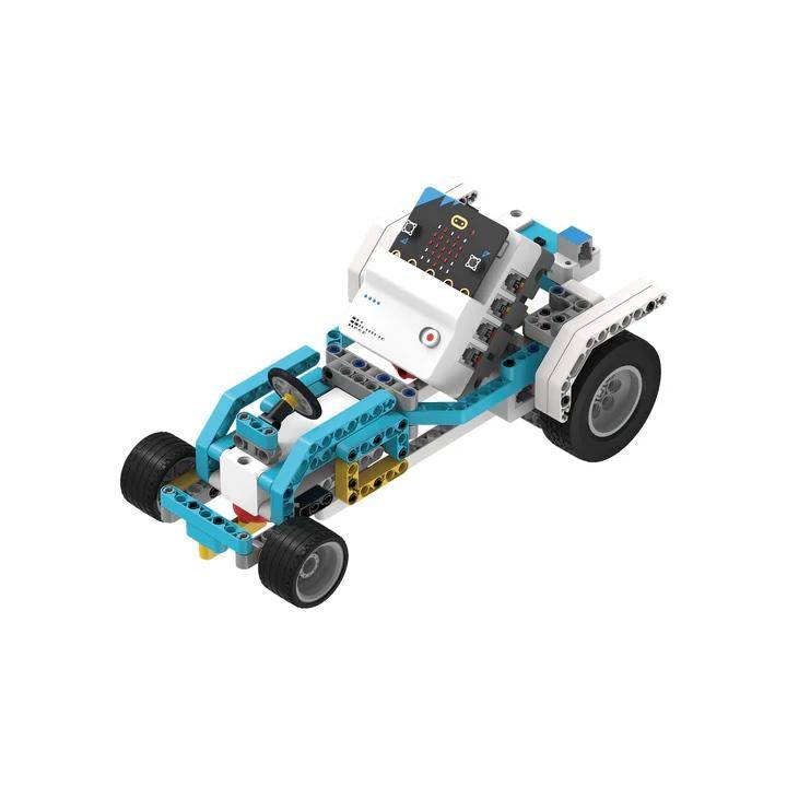 Ein kleines, farbenfohes Roboterfahrzeug aus ineinandergreifenden Kunststoffbausteinen mit vier Rädern und einer montierten computergesteuerten Steuereinheit.