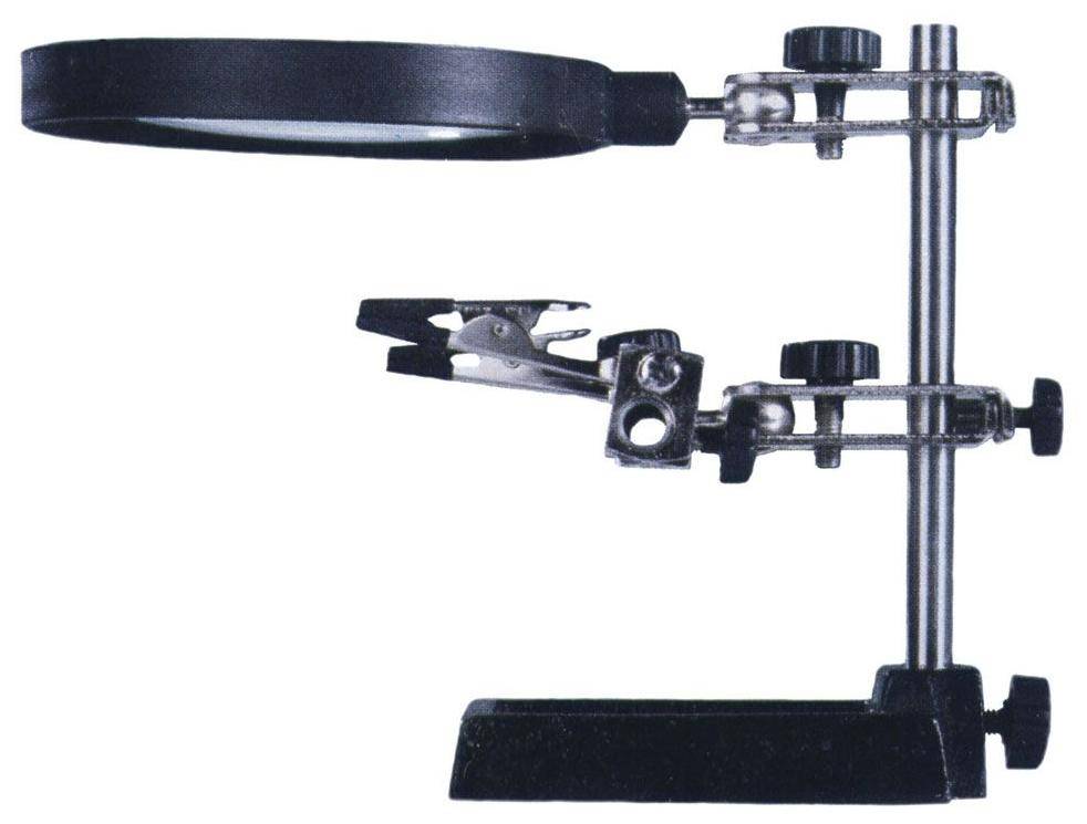 Eine Lupe, die an einem Metallständer mit verstellbaren Klemmen befestigt ist und zum Halten von Objekten während detaillierter Arbeiten oder Inspektionen verwendet wird.