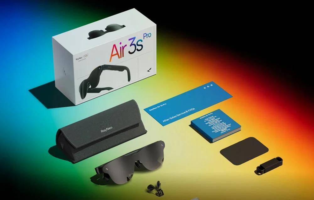 Virtuelle-Realität-Brille-Set mit bedruckter Box, Etui, schwarzer Brille, Reinigungstuch, Ohrstöpsel-Aufsätze und Produktkarte auf Gradientenhintergrund.