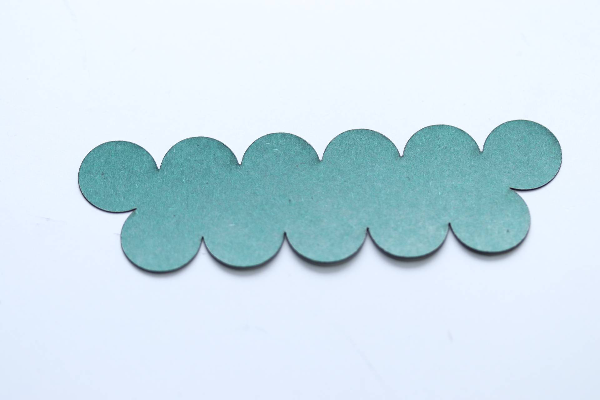 Eine Reihe von sich überlappenden Tealblauen Kreisen, die eine Wellenlinie auf weißem Hintergrund bilden.