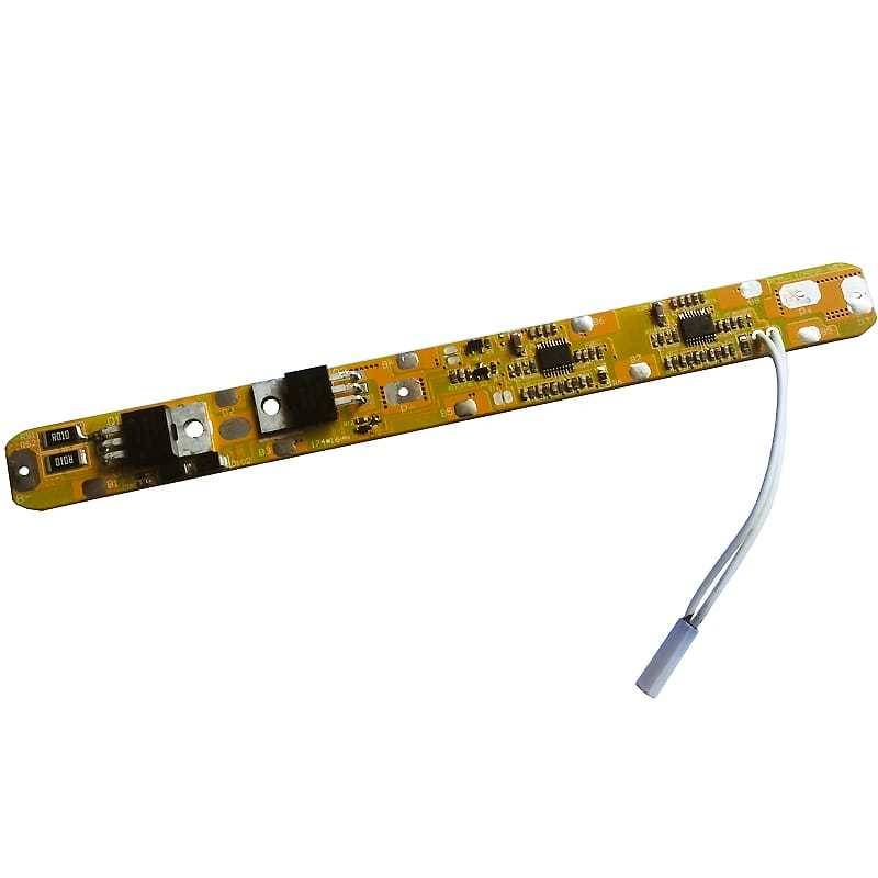 Eine lange, schmale Leiterplatte mit verschiedenen kleinen Komponenten und einem grauen Kabel an einem Ende befestigt, wahrscheinlich Teil eines Geräts.