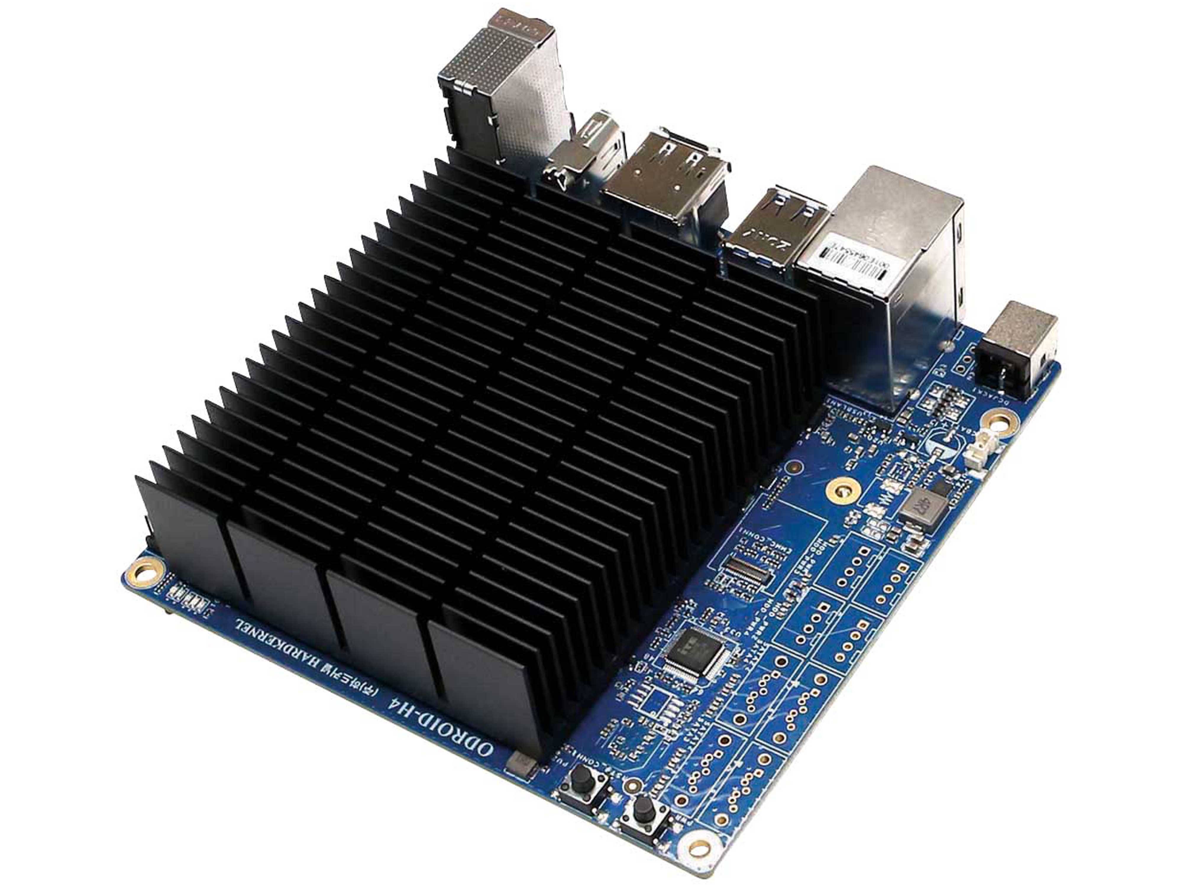 Ein blaues Schalterbrett mit verschiedenen Anschlüssen, einschließlich USB und Ethernet, mit einem großen schwarzen Kühlkörper in der Mitte.