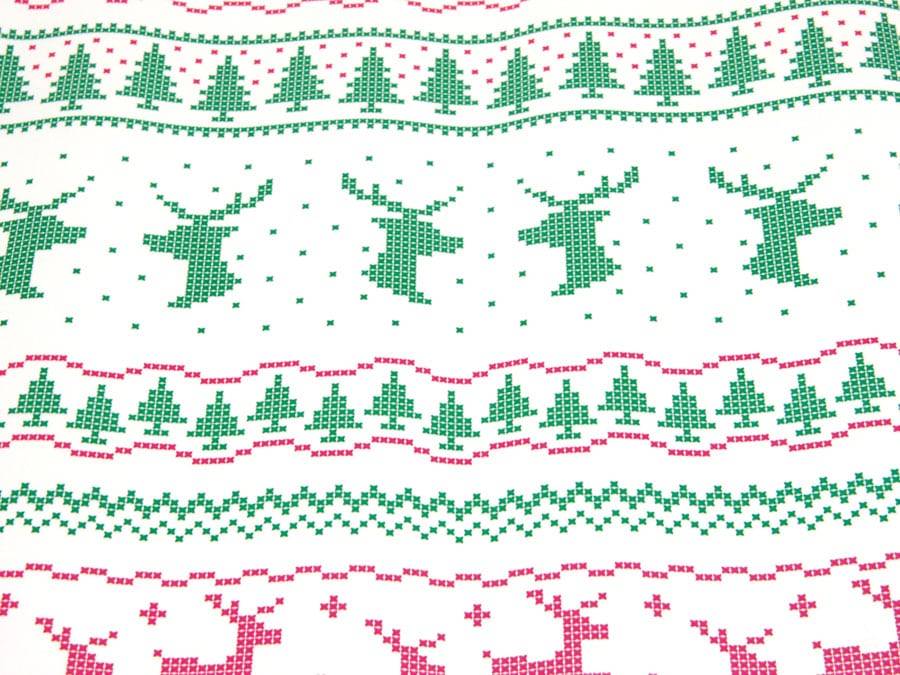 Ein gestricktes Feiertagsmuster mit Reihen von grünen Bäumen und roten Rentieren auf weißem Hintergrund, das ein festliches und saisonales Thema hervorruft.