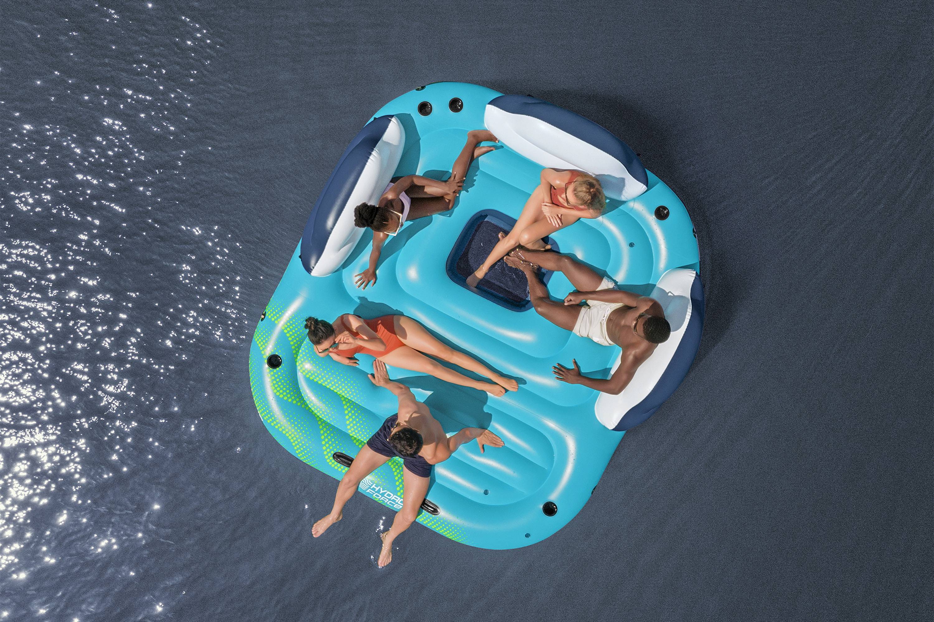 Ein blaues aufblasbares Poolspielzeug in Form eines lächelnden Axolotls mit Cartoon-Augen und Rotbacken, mit Flossen und kleinen Punkten als Designelement.