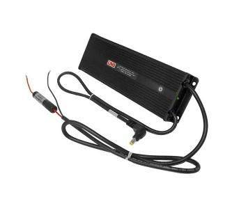 Ein schwarzes Mean Well LED-Netzteil mit angebrachten Kabeln, entwickelt zur Umwandlung und Stromversorgung von LED-Beleuchtungssystemen.