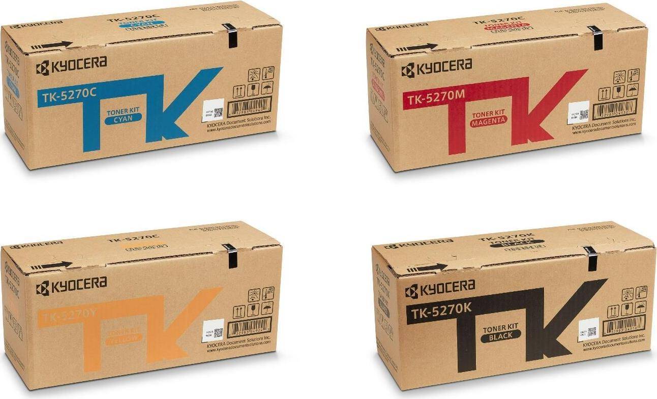 Vier Kyocera-Tonerkits in den Farben Cyan, Magenta, Gelb und Schwarz, jeweils mit Produktetiketten und QR-Codes auf der Verpackung sichtbar.
