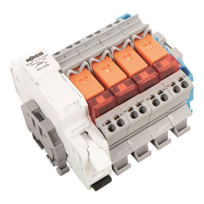 Ein modulares Elektroklemmen-Leiterplattenmodul mit mehreren orangefarbenen Steckern und grauem Gehäuse, das für elektrische Verdrahtung und Verbindungen verwendet wird.