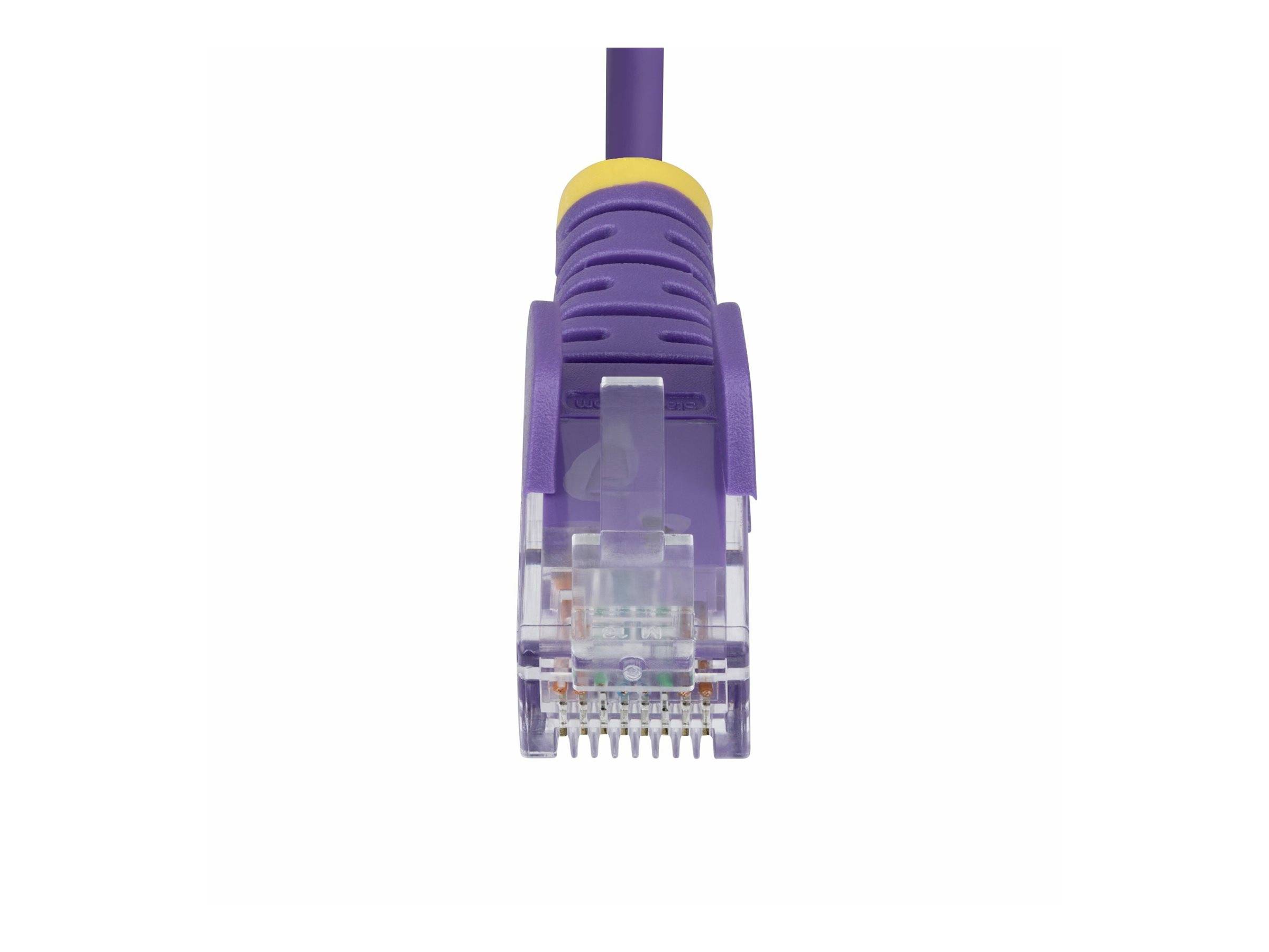 Violetter Ethernet-Kabelstecker mit durchsichtigem Kunststoffstift und goldenen Kontakten, auf schlichtem weißem Hintergrund dargestellt.