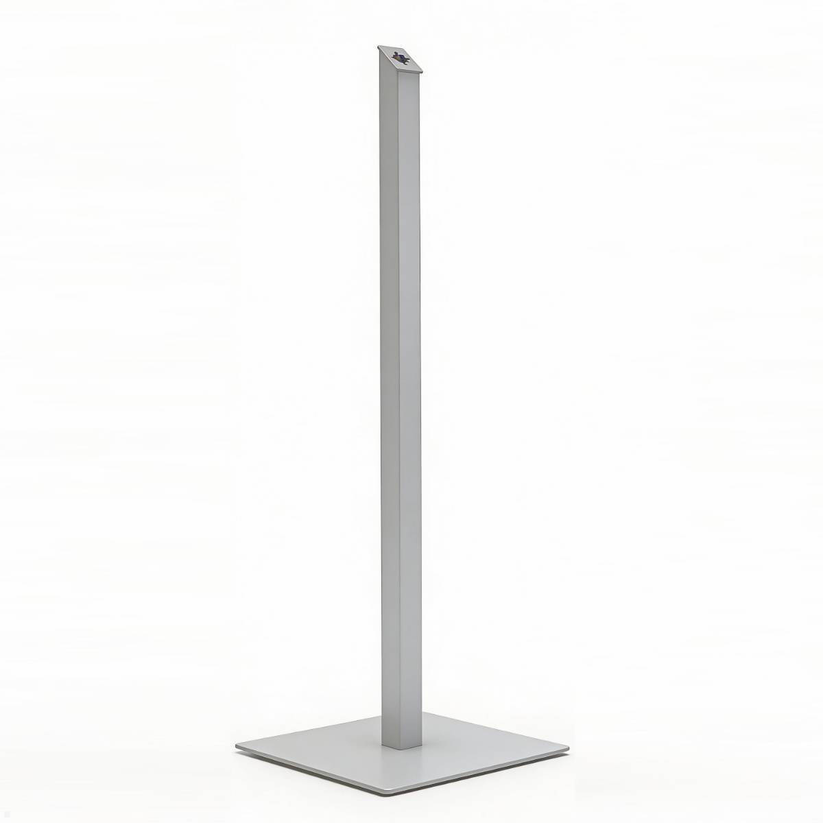 Ein hohes, freistehendes Metallgestell mit quadratischer Basis und leicht geneigter Oberseite.