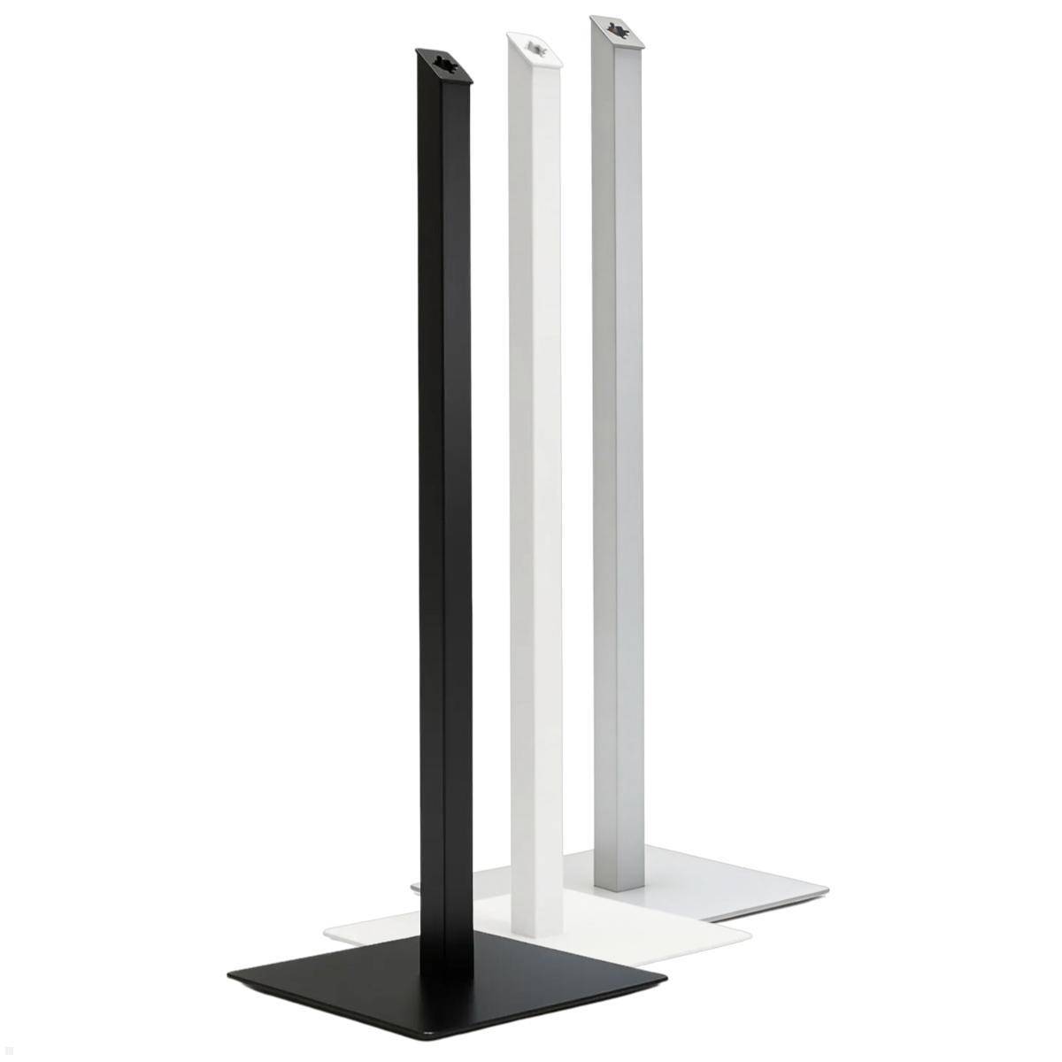 Drei vertikale Lautsprecherstative in Schwarz, Silber und Weiß, jeweils mit quadratischer Basis und schlankem Design, angeordnet in einer Reihe.