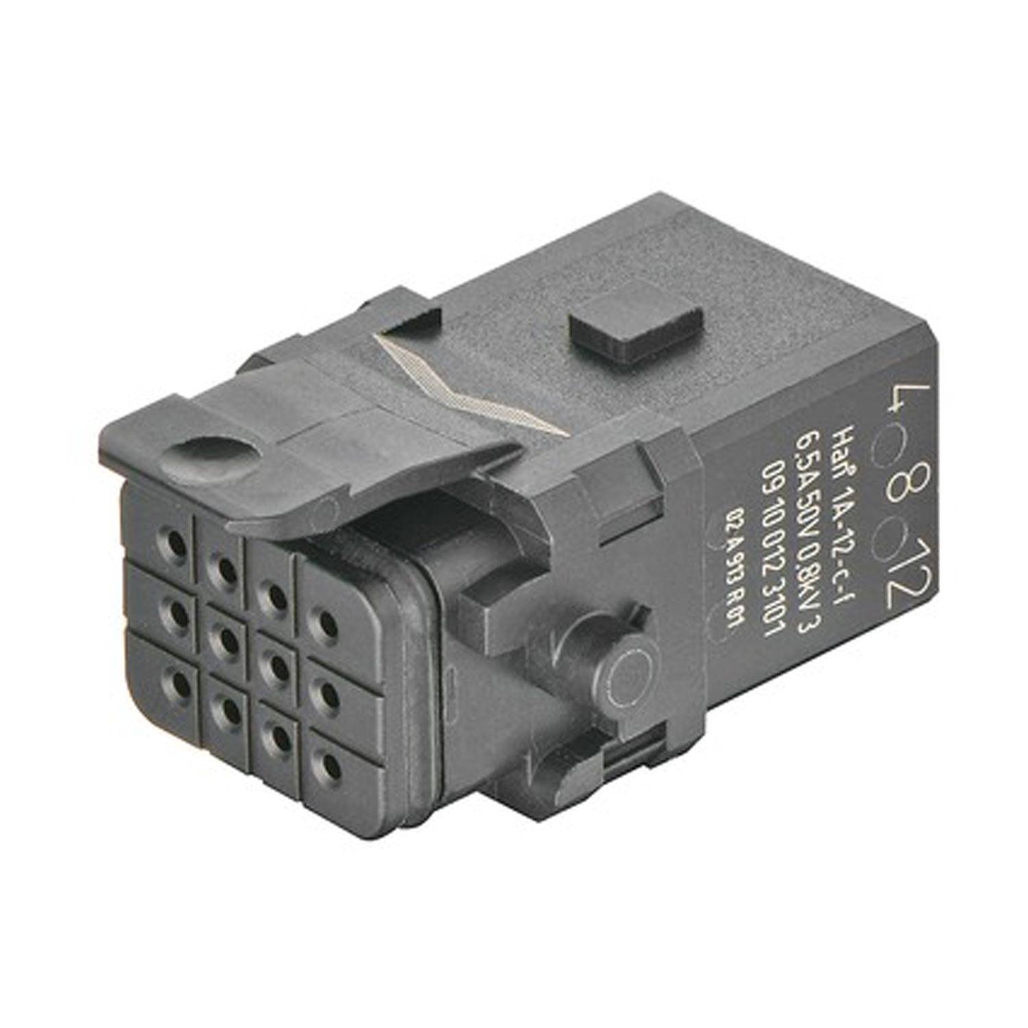Eine schwarze elektrische Komponente mit mehreren quadratischen Anschlüssen und weißen gedruckten Zahlen und Buchstaben auf der Seite.