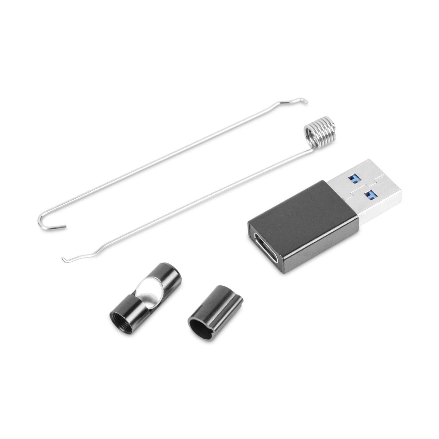 Ein USB-Laufwerk, ein USB-C-Adapter, zwei Metallhaken und zwei Metallrohrteile sind auf einer weißen Oberfläche angeordnet.