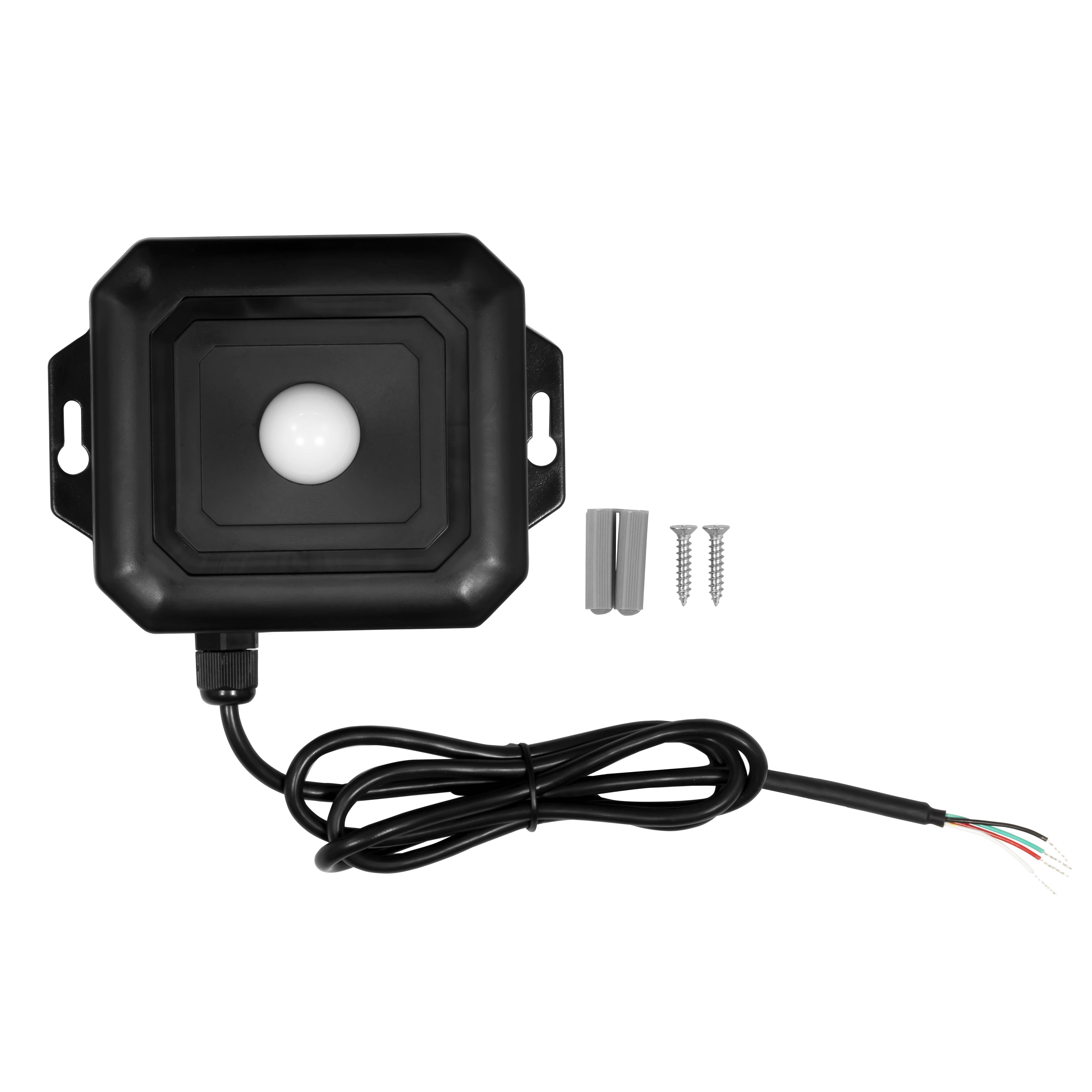 Ein schwarzer rechteckiger Bewegungsmelder mit einer weißen Kuppel in der Mitte, angebracht an einem Kabel; zwei Schrauben und Kunststoffanker befinden sich daneben.