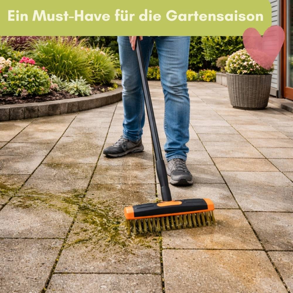 Eine Person benutzt einen Besen, um Moos von einer Terrasse zu kehren, mit der Überschrift „Ein Must-Have für die Gartensaison