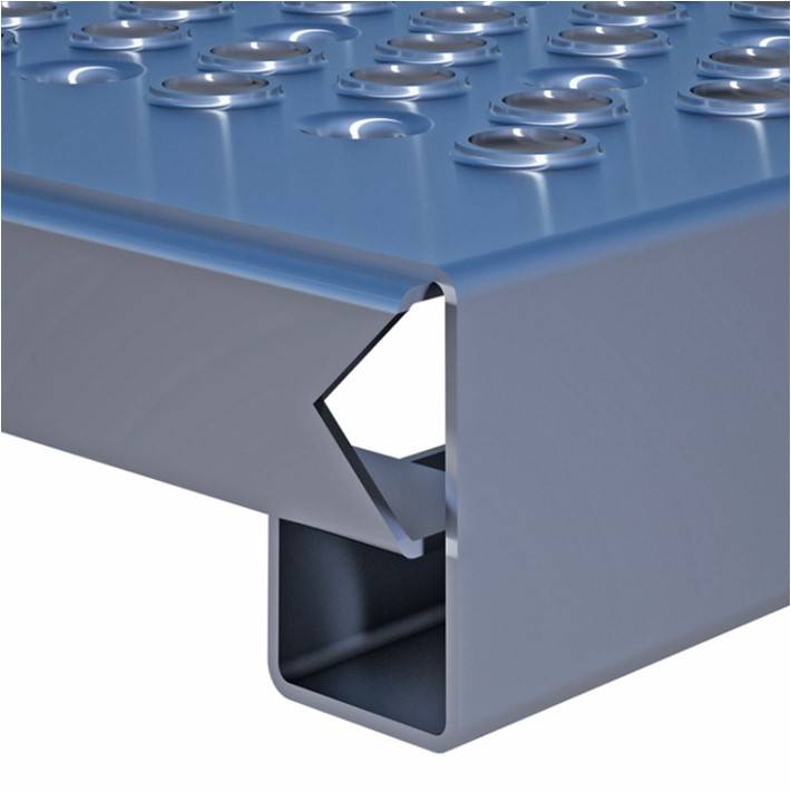 Nahaufnahme eines metallischen, perforierten Blechs mit erhabenen kreisförmigen Mustern und geschnittener Kante, verwendet für industrielle oder architektonische Anwendungen.