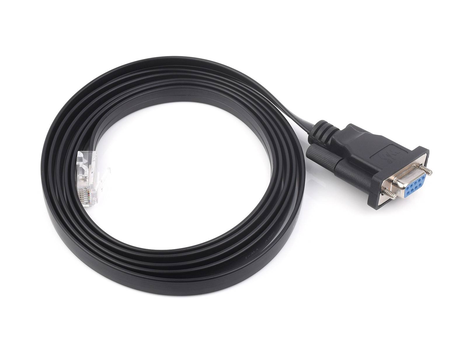 Ein USB-zu-Seriell-RS232-Kabel mit schwarzem Kabel und Steckverbindern, das zum Verbinden von Geräten mit seriellen Anschlüssen mit USB-Anschlüssen auf Computern verwendet wird.