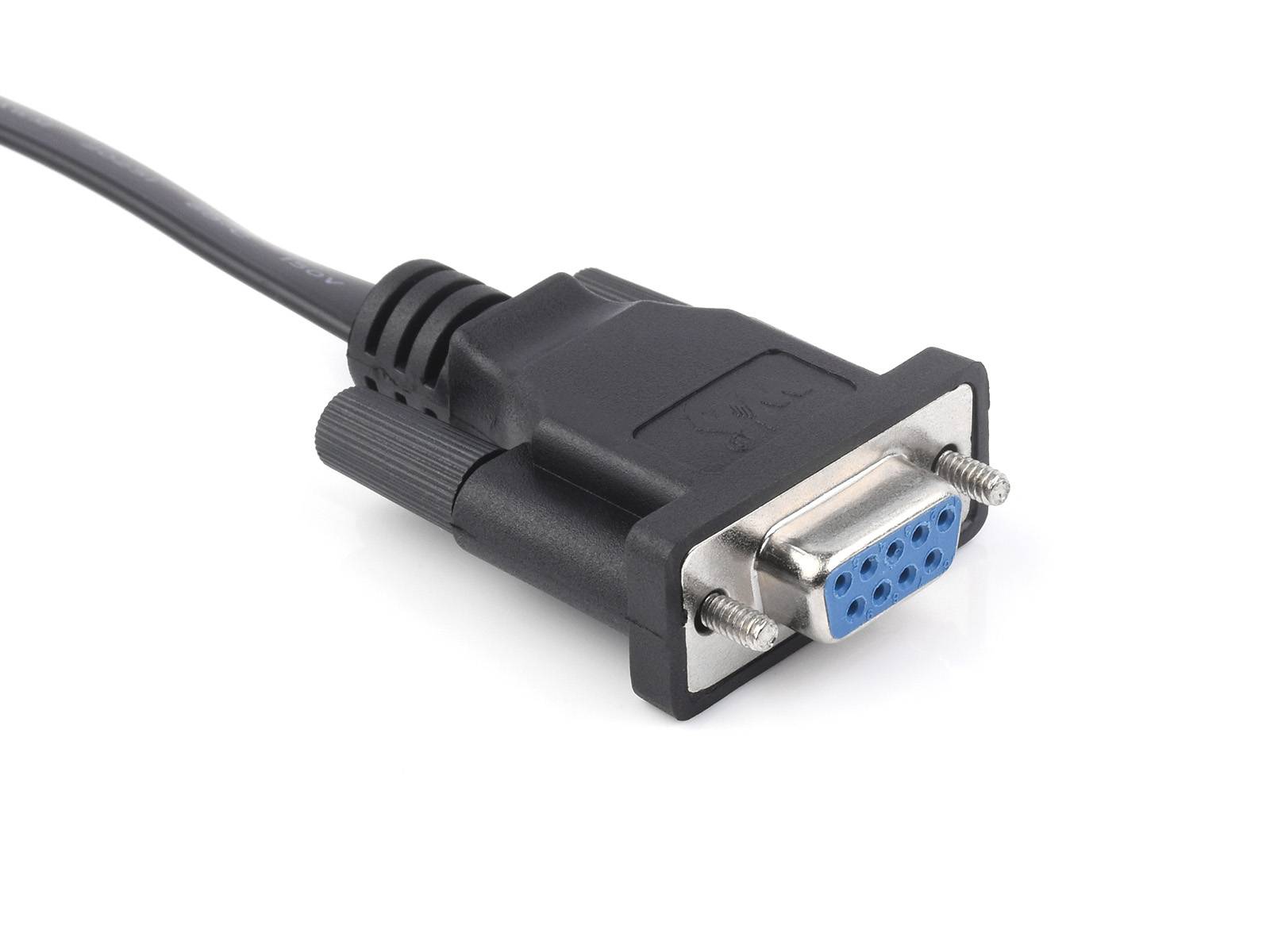 Nahaufnahme eines schwarzen VGA-Steckers mit blauer Schnittstelle und mehreren Kontaktstiften, der zum Verbinden eines Monitors mit einem Computer verwendet wird.