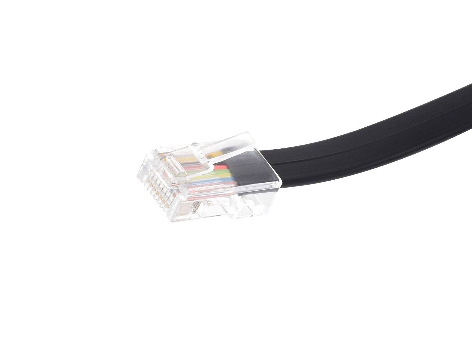 Ein einzelner Ethernet-Steckerverbinder mit transparentem Kunststoffgehäuse und mehrfarbigen Drähten, schräg vor weißem Hintergrund angebracht.