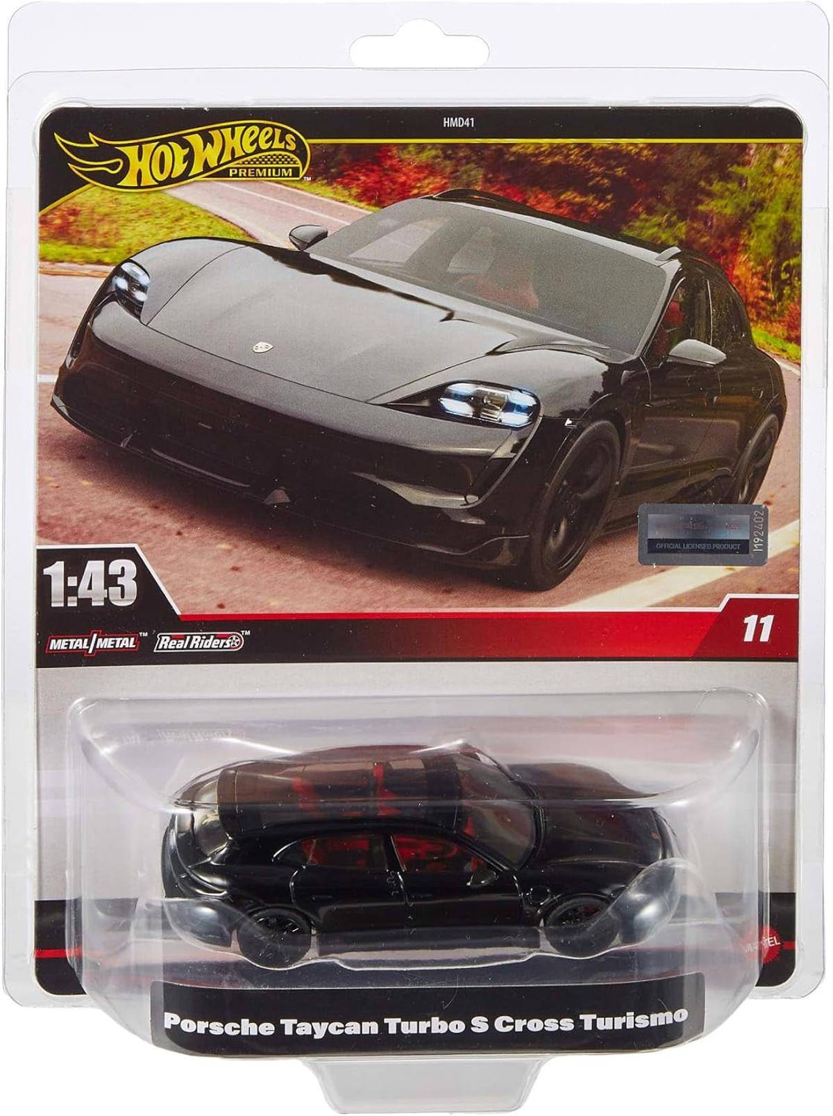 Hot-Wheels-Modell eines schwarzen Elektro-Sportwagens, auf der Verpackung mit einem Bild des echten Autos abgebildet, das auf einer Straße fährt, mit der Beschriftung „1:43