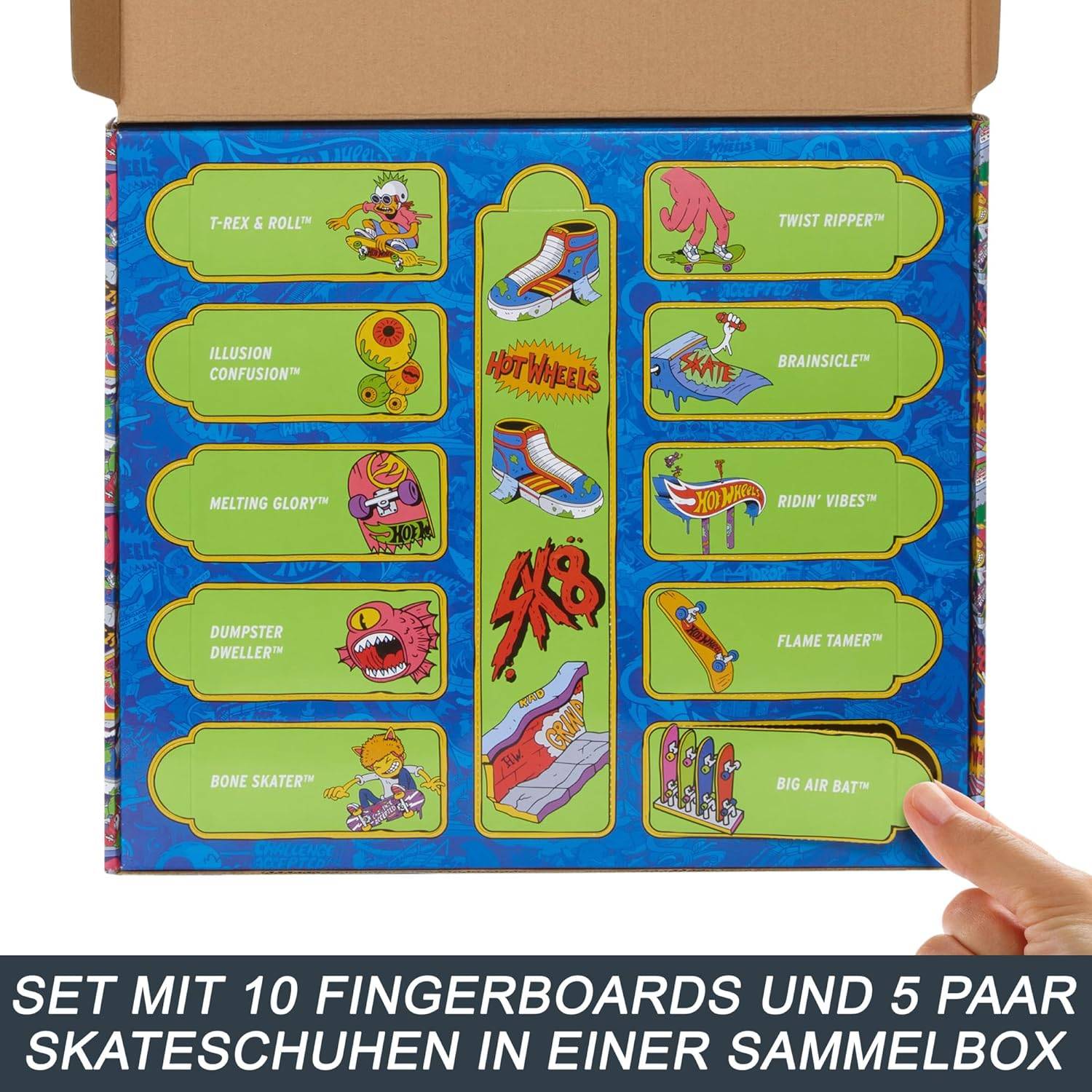 Das Bild zeigt eine Kollektion von 10 farbenfrohen Fingerboards und 5 Paar Skaterschuhen in einer Ausstellungsbox mit lebendigen Grafiken und Etiketten.