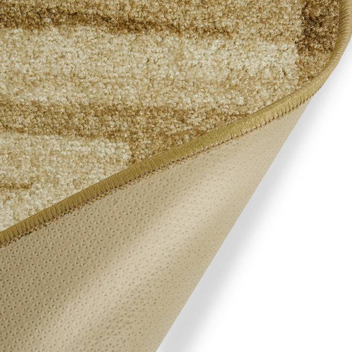 Eine Ecke eines beige und braun gestreiften Teppichs ist zu sehen, teilweise zurückgerollt, um eine rutschfeste Unterseite zu zeigen.